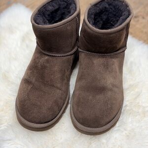 UGG Chestnut brown shearling-lined Short Ankle Boots size 8